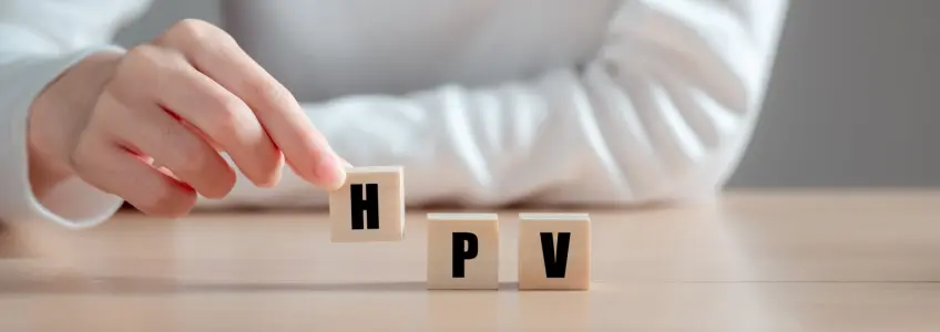 homem a formar hpv com peças de scrabble