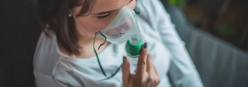 mulher a ser auscultada em consulta médica