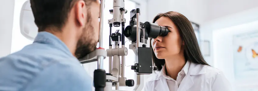 homem a ser consultado no oftalmologista