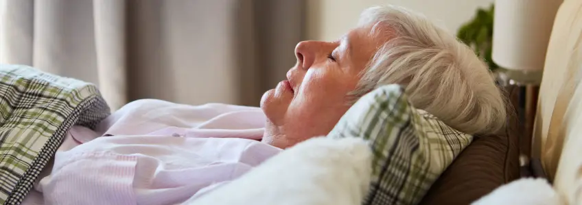 senhora a repousar na cama