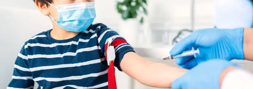 criança a fazer análises ao sangue