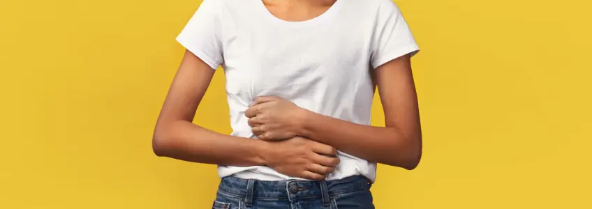 mulher com as mãos na barriga