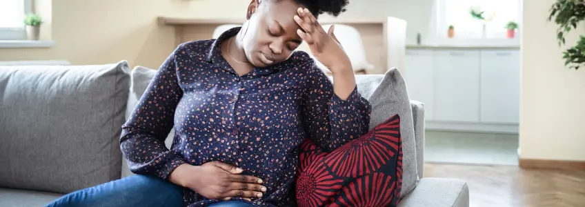 mulher grávida com dor abdominal e de cabeça